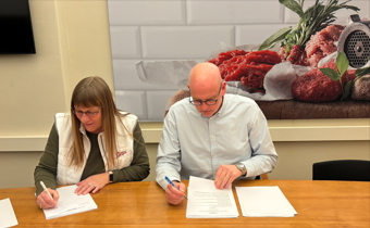 /media/hypjoeog/dsm-industri-anette-s-larsen-og-leif-wilson-skriver-under-paa-ok25.jpeg?rxy=0.4707791640049575,0.23203588319954221&width=340&height=210&v=1dbba7eafd43fd0