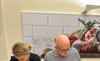 /media/md3puotf/dsm-mette-bisgaard-og-leif-wilson-skriver-under-2.jpg?rxy=0.4707791640049575,0.23203588319954221&width=340&height=210&v=1dbba7eafd43fd0